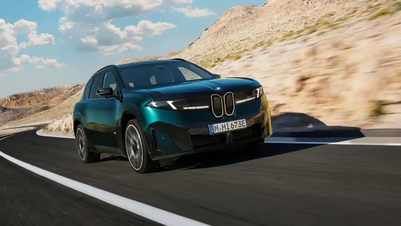 شاسی‌بلند برقی BMW iX3 M60 در حال حرکت در جاده کوهستانی