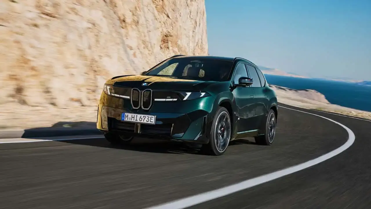 شاسی‌بلند برقی BMW iX3 M60 در حال حرکت در جاده ساحلی