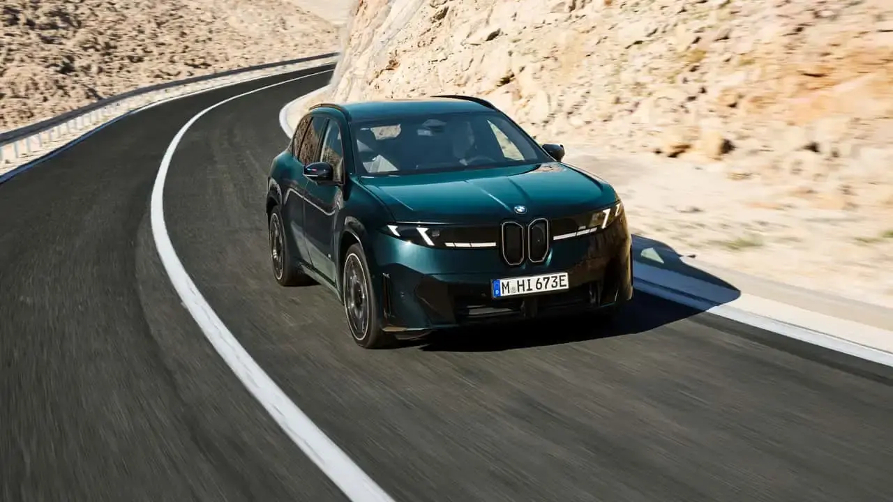 شاسی‌بلند برقی BMW iX3 M60 در حال حرکت در جاده کوهستانی