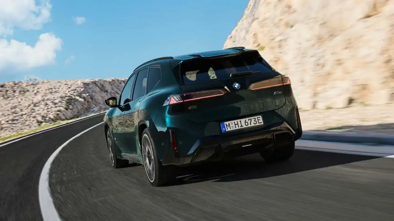 شاسی‌بلند برقی BMW iX3 M60 در حال حرکت در جاده کوهستانی