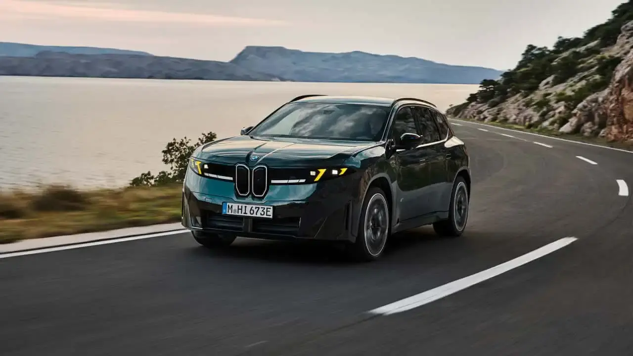 شاسی‌بلند برقی BMW iX3 M60 در حال حرکت در جاده ساحلی