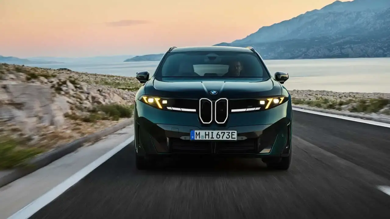 شاسی‌بلند برقی BMW iX3 M60 در حال حرکت در جاده ساحلی