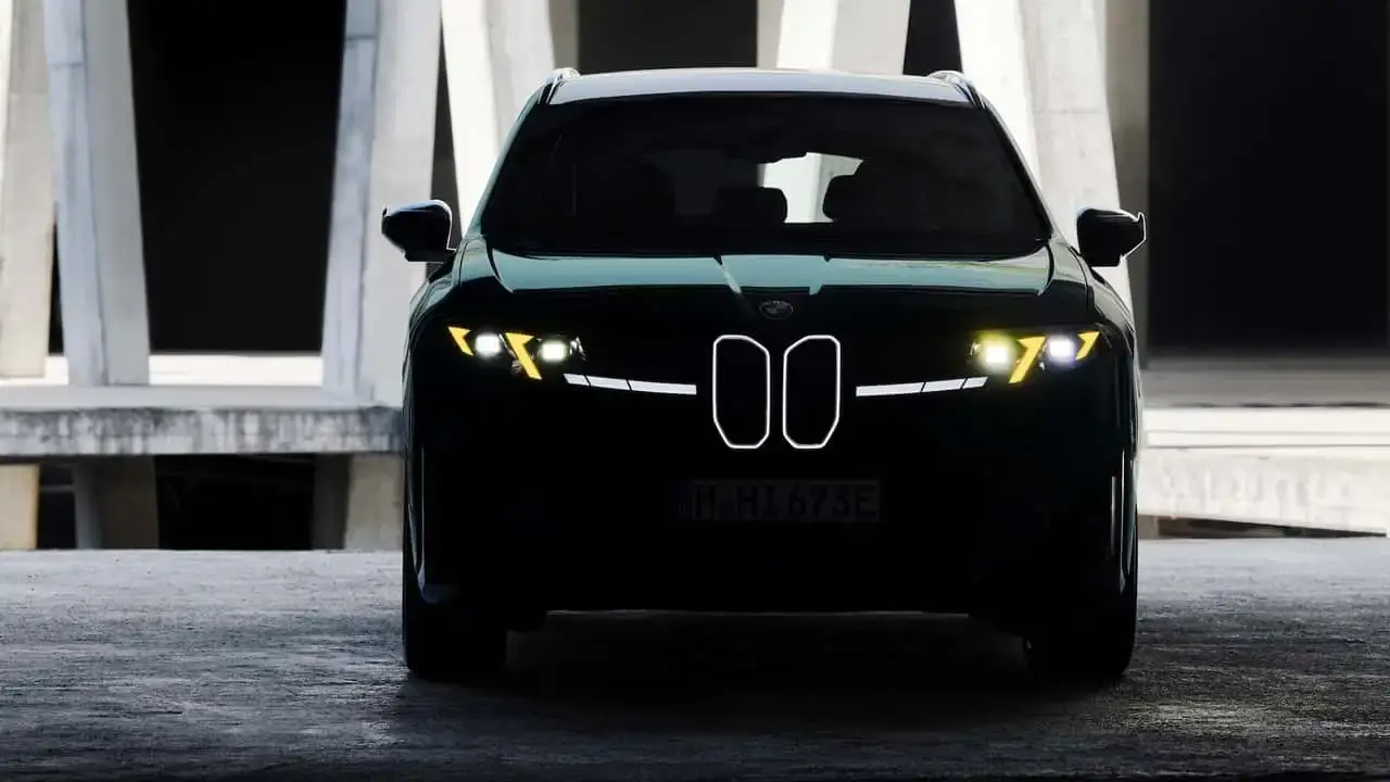 نمای جلوی شاسی‌بلند برقی BMW iX3 M60 با چراغ‌های روشن