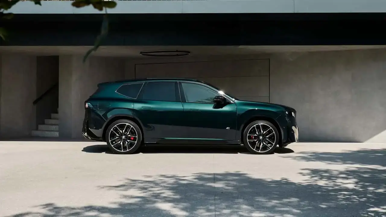شاسی‌بلند برقی BMW iX3 M60 با رنگ سبز تیره در نمای جانبی