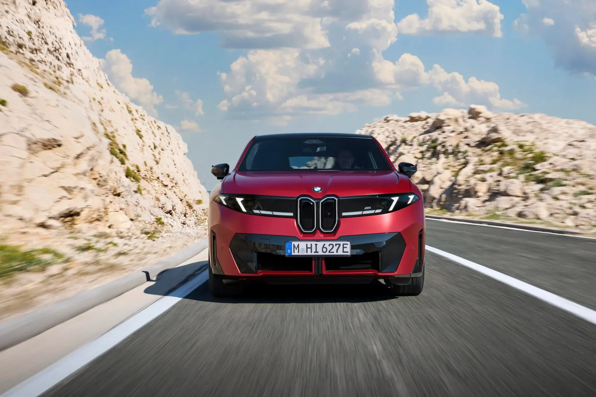 شاسی‌بلند برقی BMW iX4 در حال حرکت در جاده