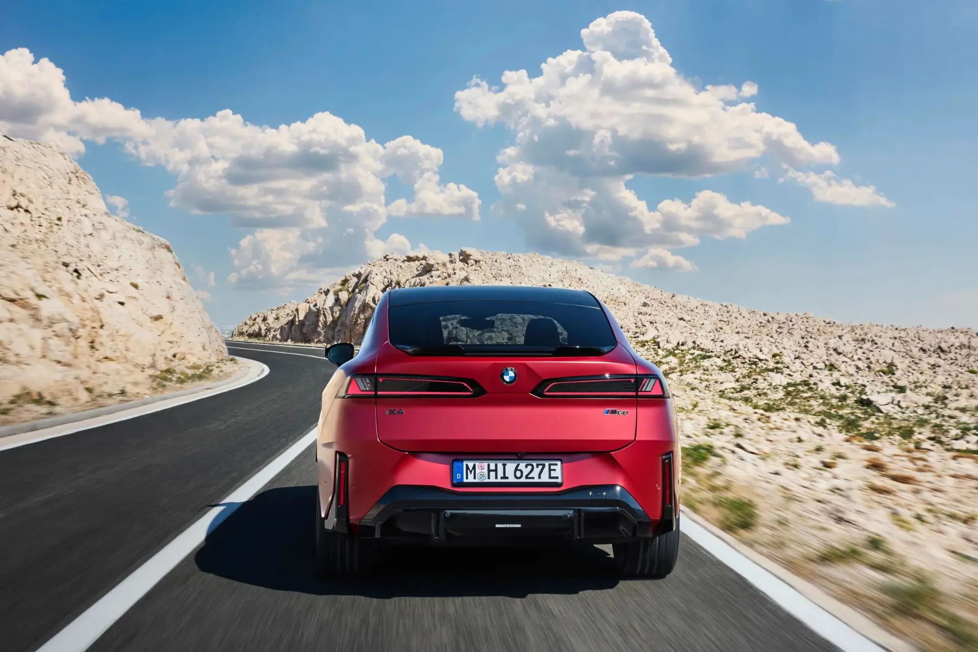 خودرو برقی BMW iX4 (BMW iX4) در حال حرکت در جاده کوهستانی