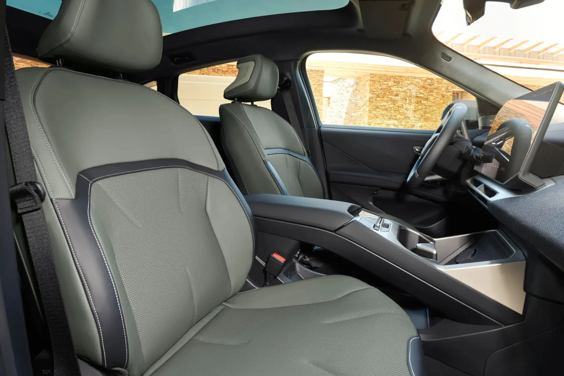 صندلی‌ها و داشبورد مدرن خودرو BMW iX4 (BMW iX4) با طراحی تهاجمی