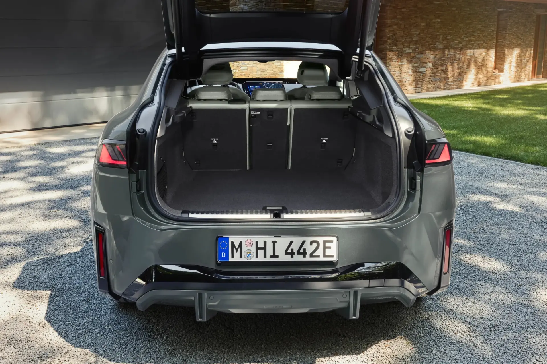 صندوق عقب باز شده خودروی برقی BMW iX4 (BMW iX4) با فضای بار وسیع
