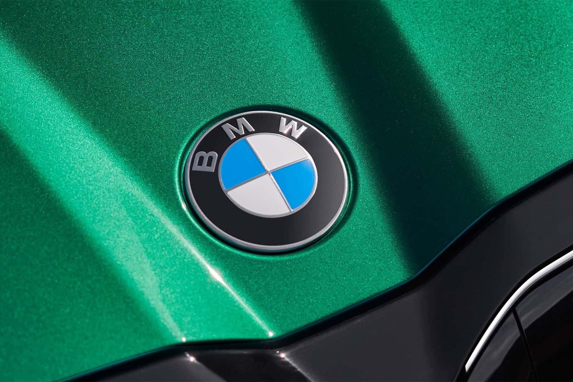 لوگو BMW روی خودرو سبز رنگ از نمای نزدیک