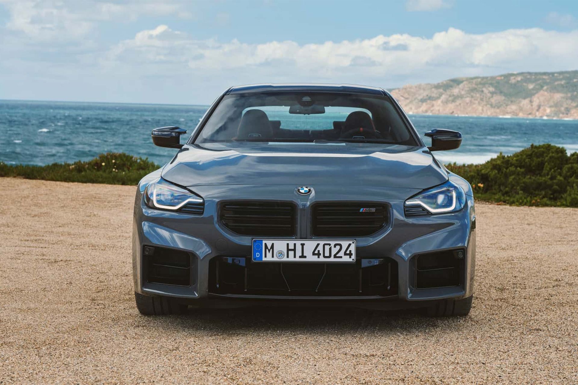 نمای جلویی خودرو BMW M2 2025