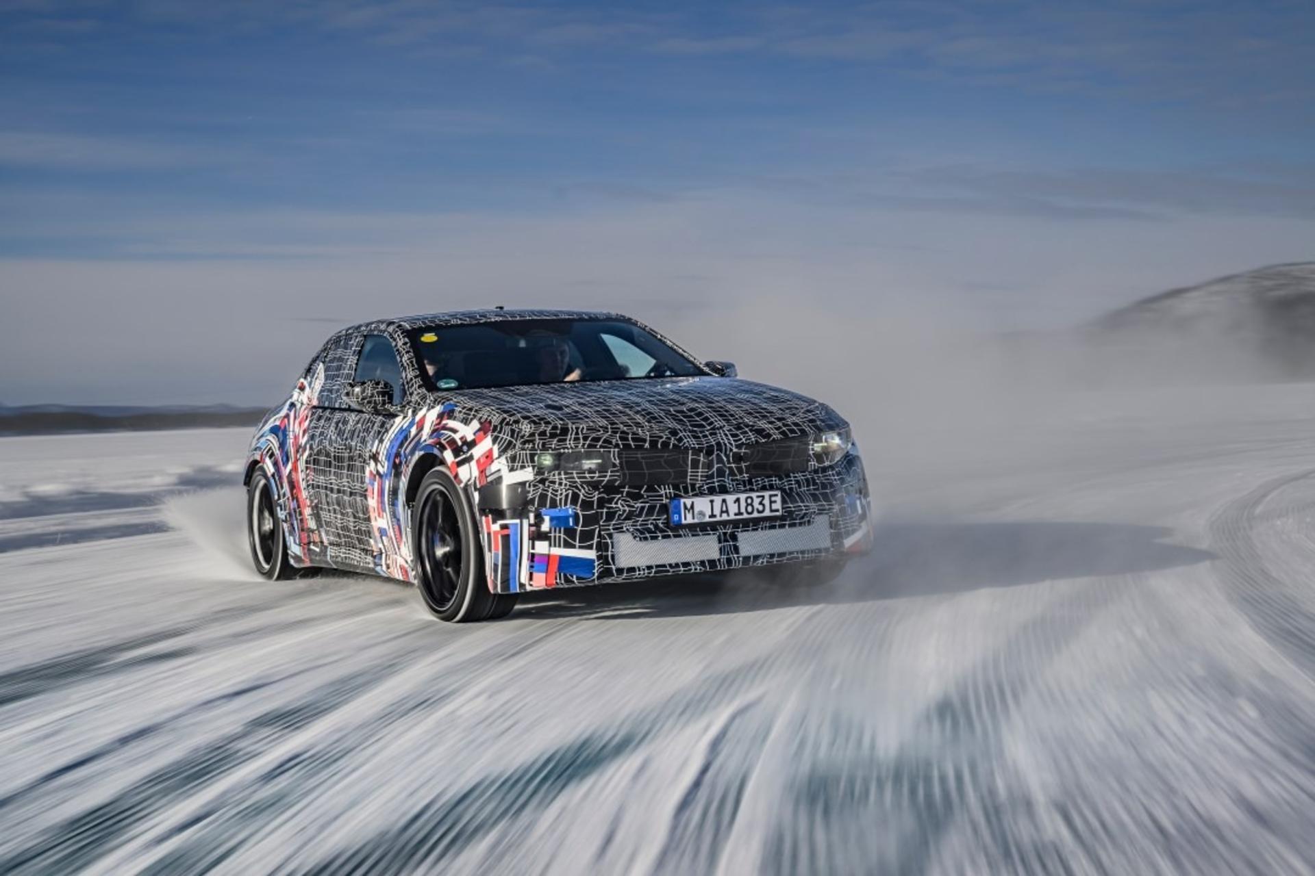 خودروی BMW M3 در جاده‌ی برفی