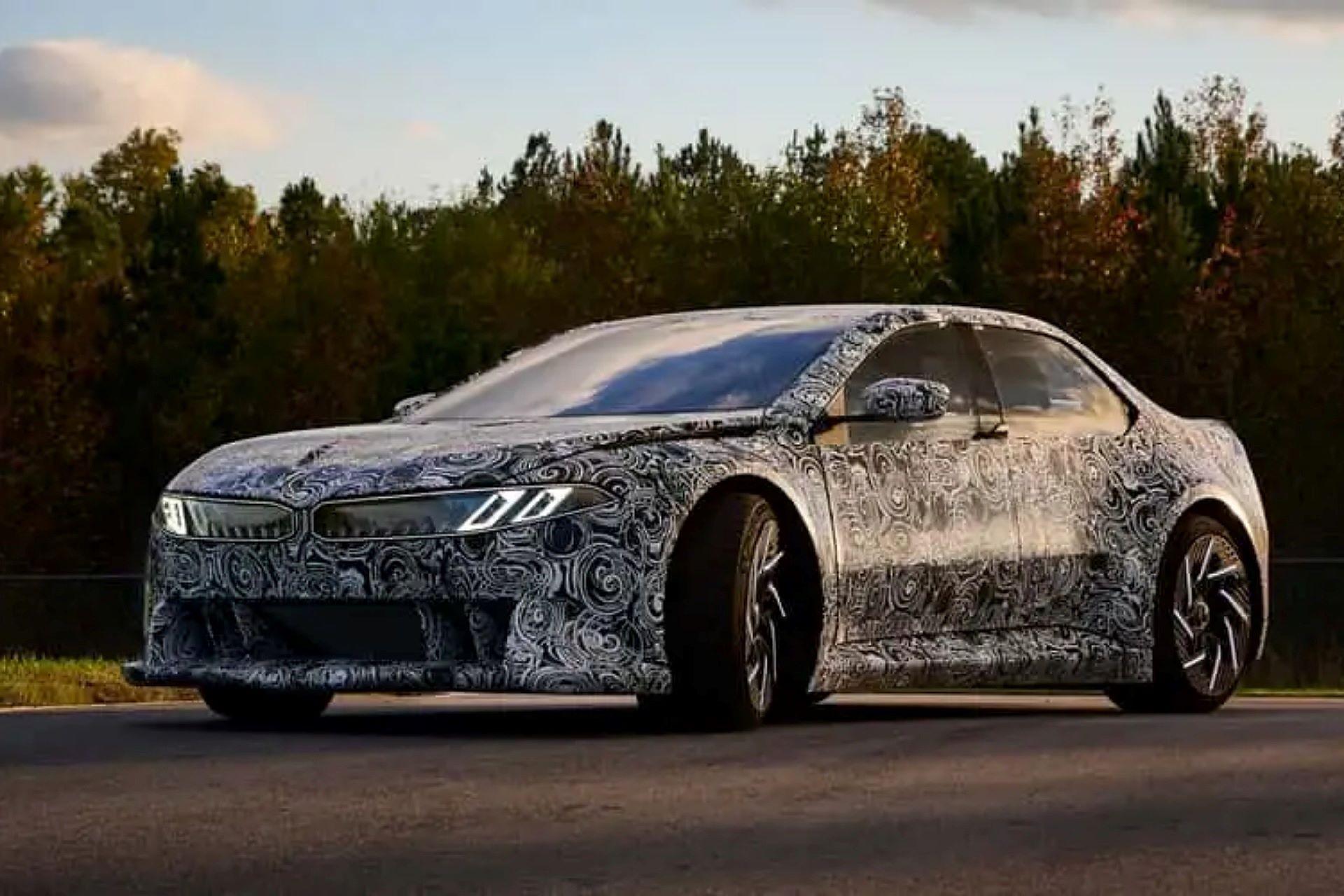 خودروی BMW M3 در جاده از نمای کناری