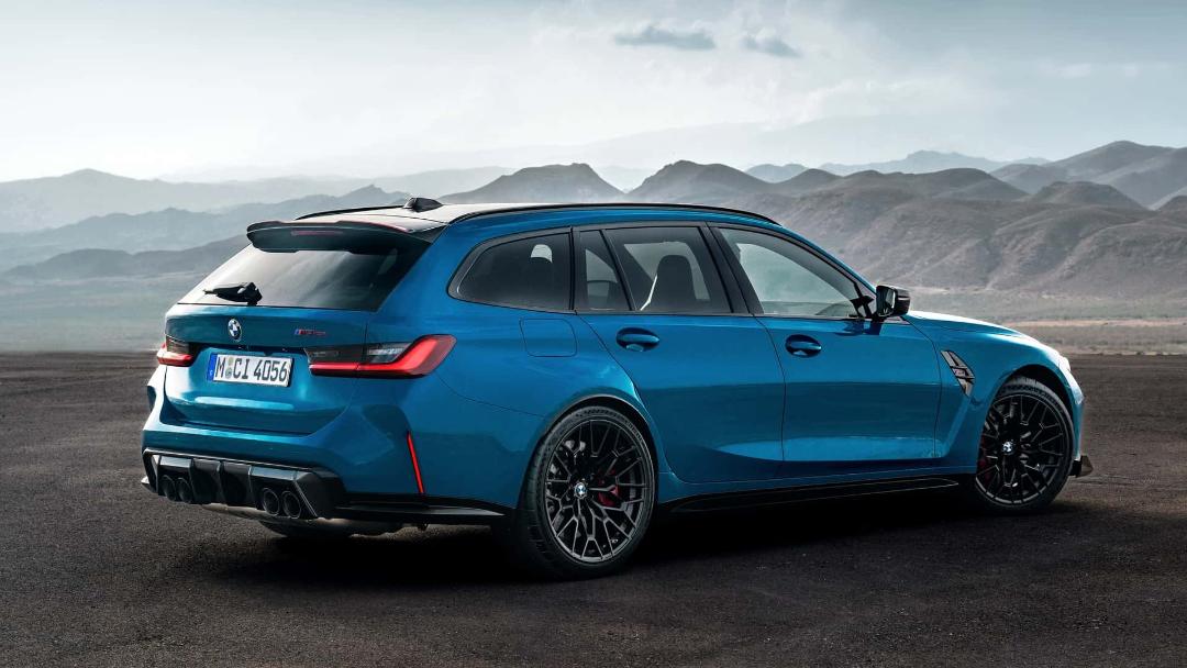 نمای سه‌چهارم عقب خودرو بی‌ام‌و M3 CS تورینگ