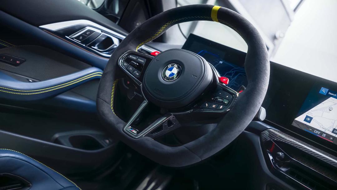 نمایی نزدیک از فرمان و داشبورد M4 CS Edition VR4