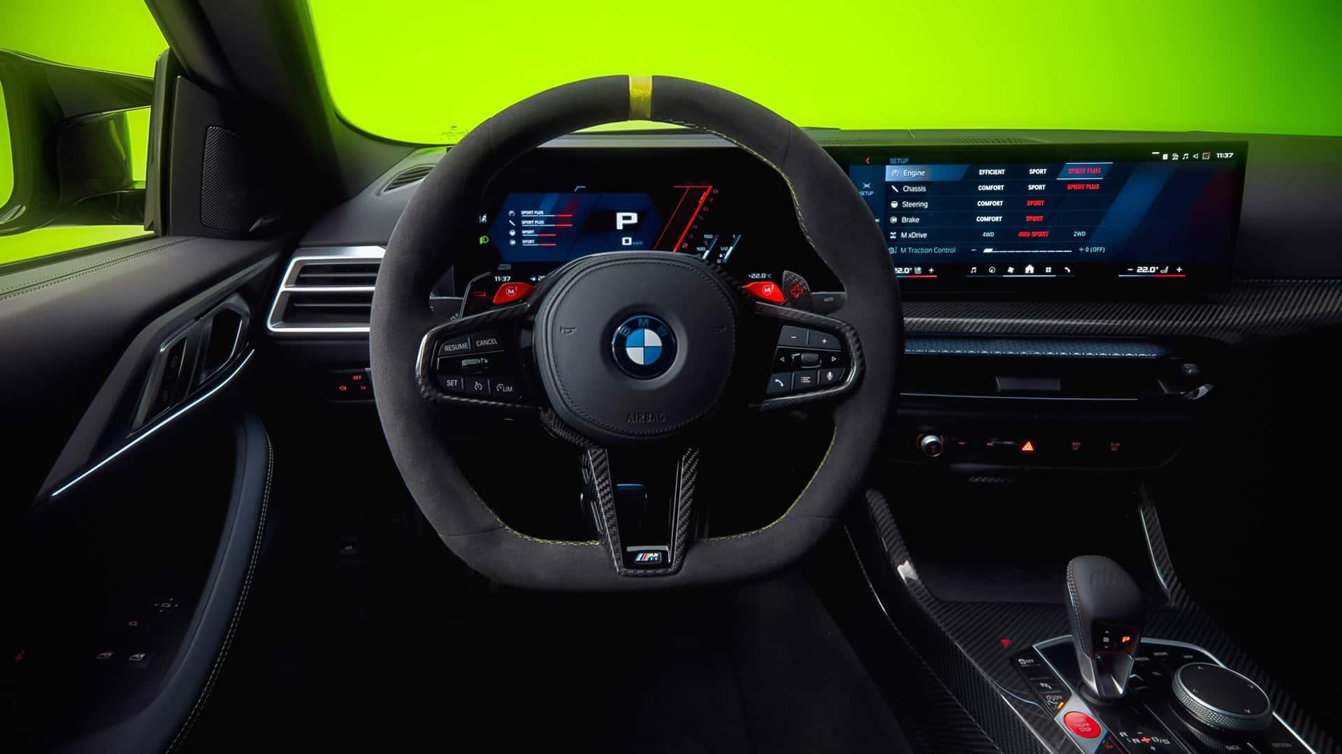 نمایی نزدیک از فرمان و داشبورد M4 CS Edition VR4
