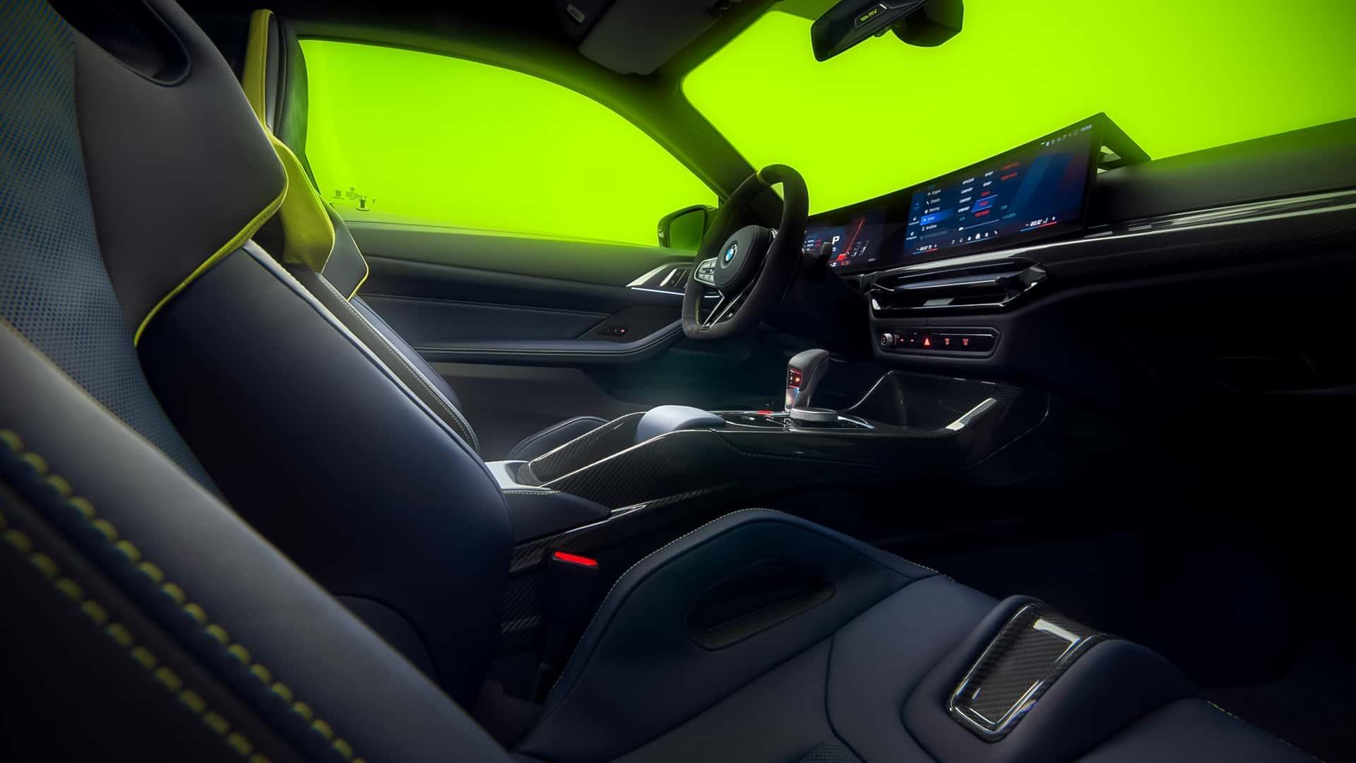 نمایی از داخل کابین M4 CS Edition VR4 شامل فرمان، داشبورد و صندلی‌ها