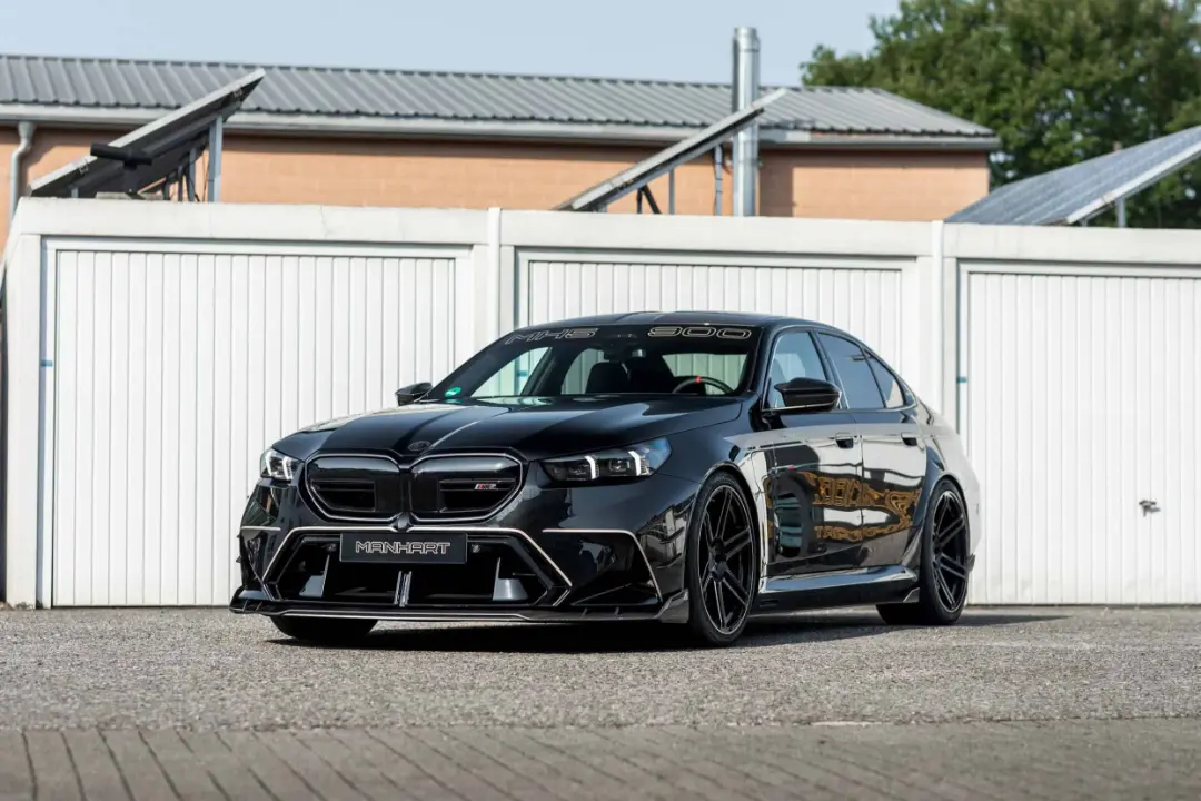 سه‌چهارم جلویی مدل سفارشی BMW M5 منهارت