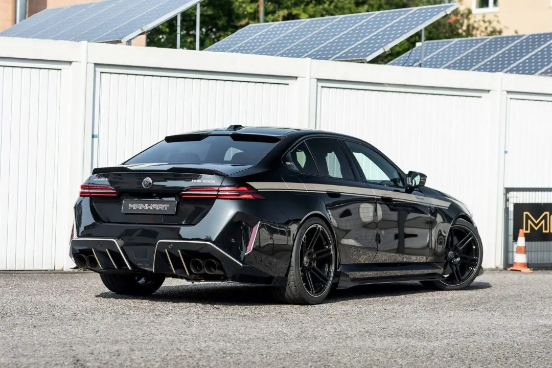 سه‌چهارم عقبی مدل سفارشی BMW M5 منهارت