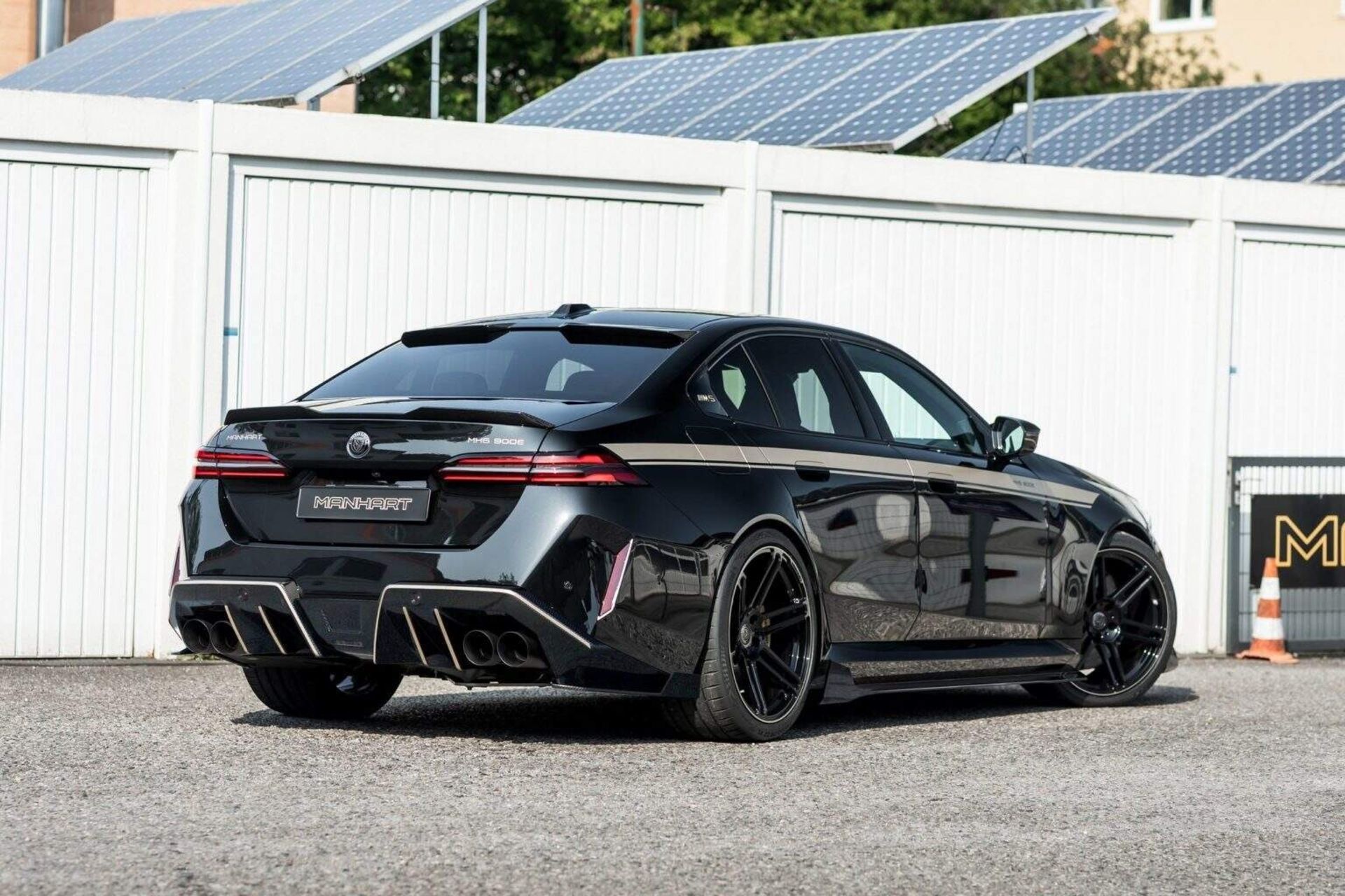 سه‌چهارم عقبی مدل سفارشی BMW M5 منهارت