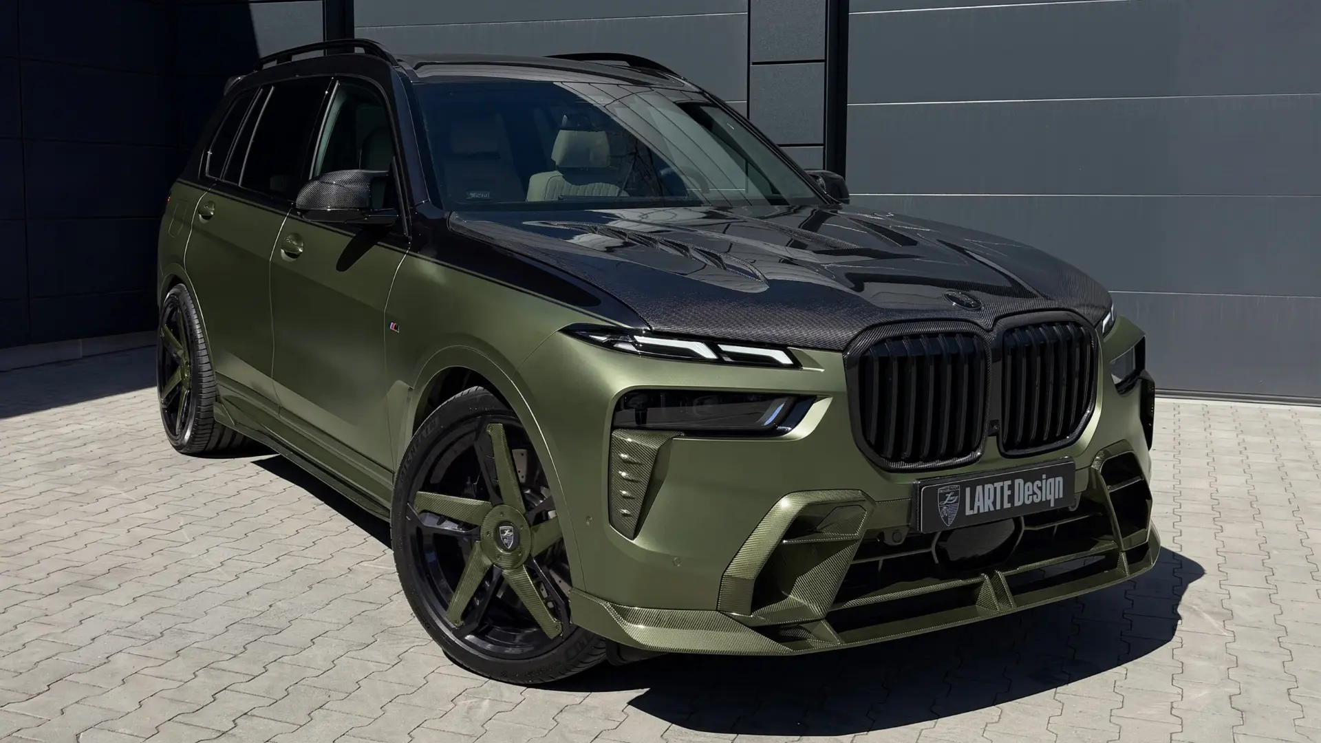 خودروی BMW X7 با بدنه سبز مات و کاور فیبر کربن