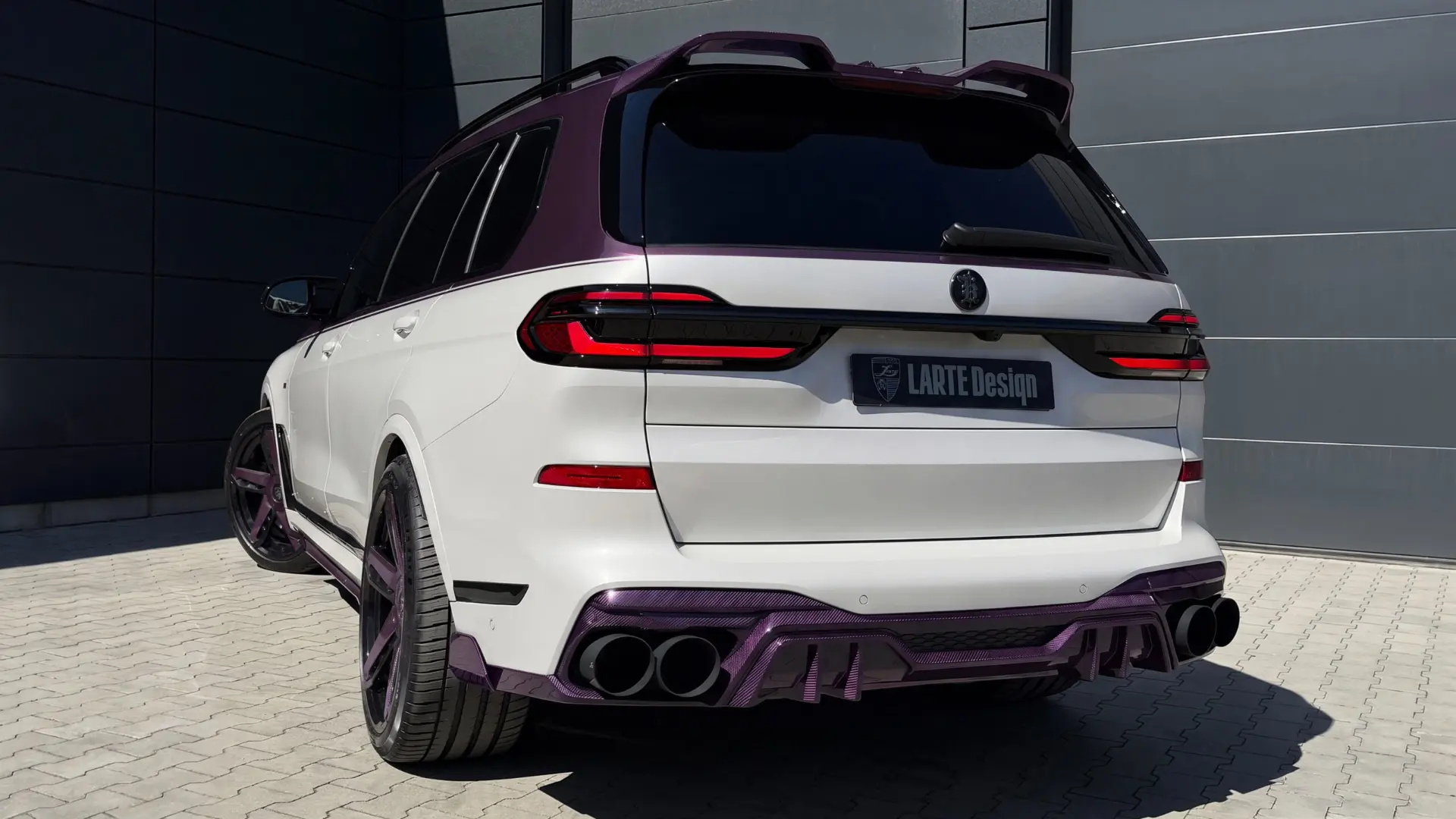 بخش‌های فیبر کربنی بنفش در خودروی اصلاح‌شده BMW X7