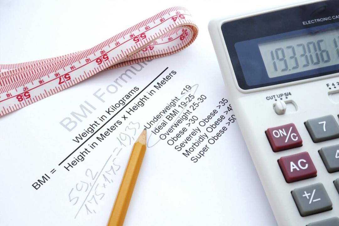 شاخص توده بدنی (BMI) با استفاده از متر اندازه‌گیری، ماشین‌حساب، کاغذ و فرمول مربوطه