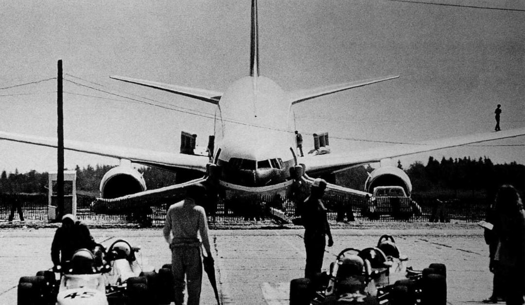 هواپیمای بویینگ ۷۶۷ (Boeing 767) بدون موتور در پیست مسابقه