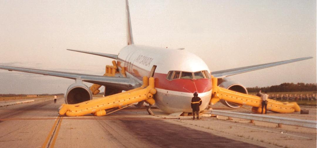 هواپیمای بویینگ ۷۶۷ (Boeing 767) با کیسه‌های زرد رنگ برای توقف روی باند