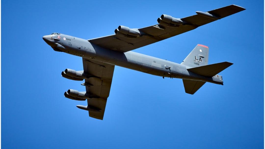 هواپیمای بویینگ B-52 در آسمان