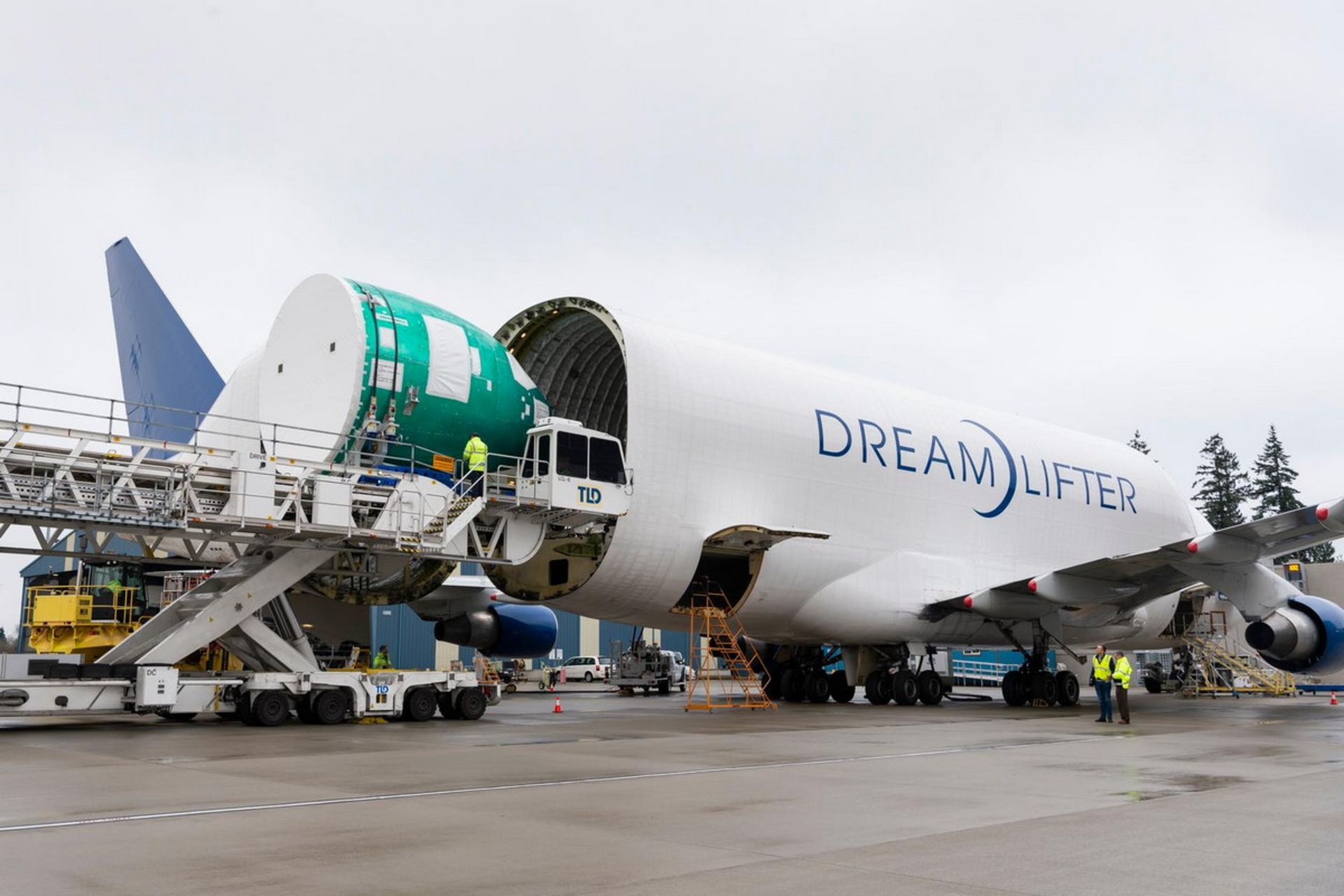 هواپیمای بویینگ دریم لیفتر Boeing Dreamlifter در آسمان