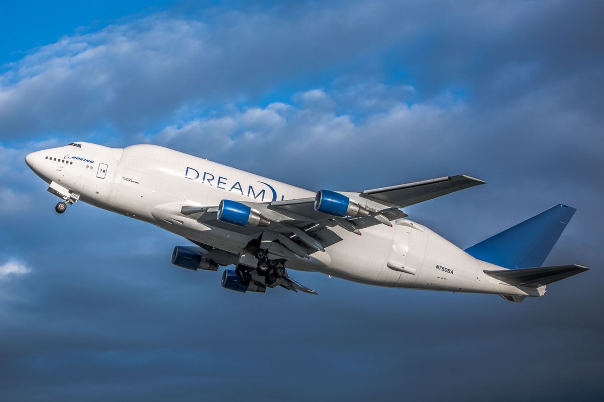 ورود بار به هواپیمای بویینگ دریم لیفتر Boeing Dreamlifter از بخش جلو