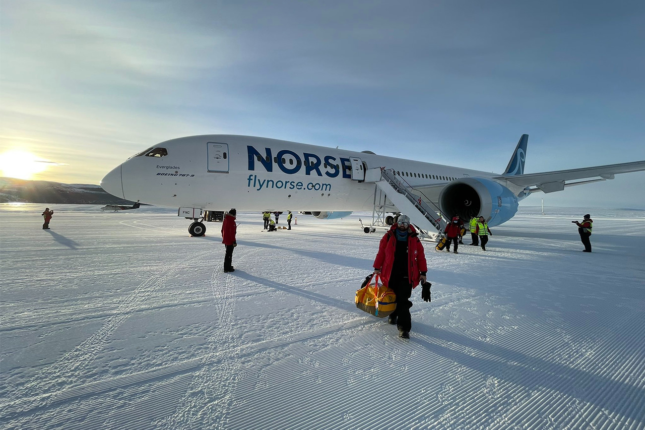 فرود هواپیمای مسافربری ۳۰۰ نفره روی یخ در قطب جنوب! + فیلم