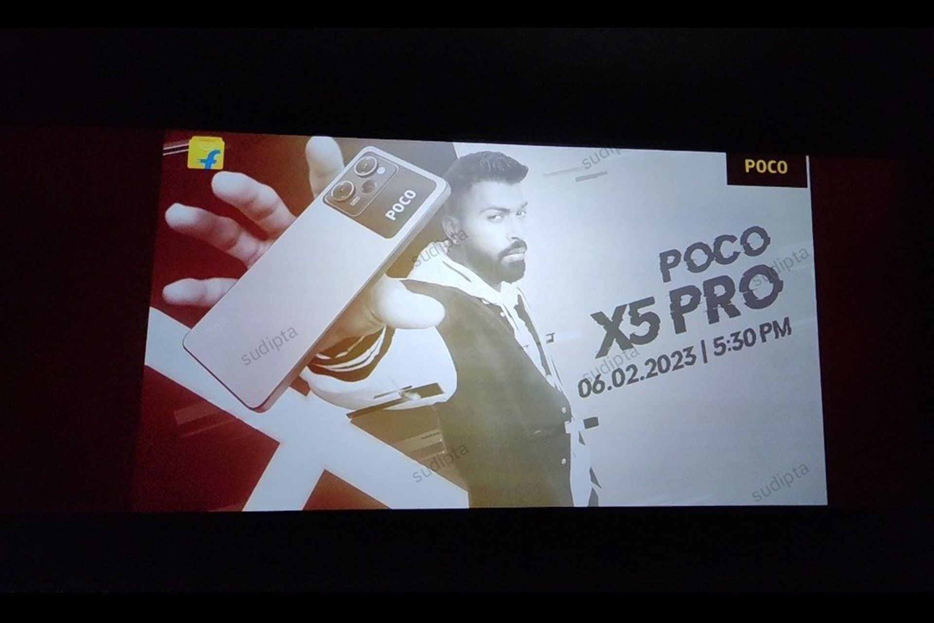 تصویر گوشی جدید پوکو X5 Pro 5G در پوستری که در فیلم هالیوودی دیده می شود 