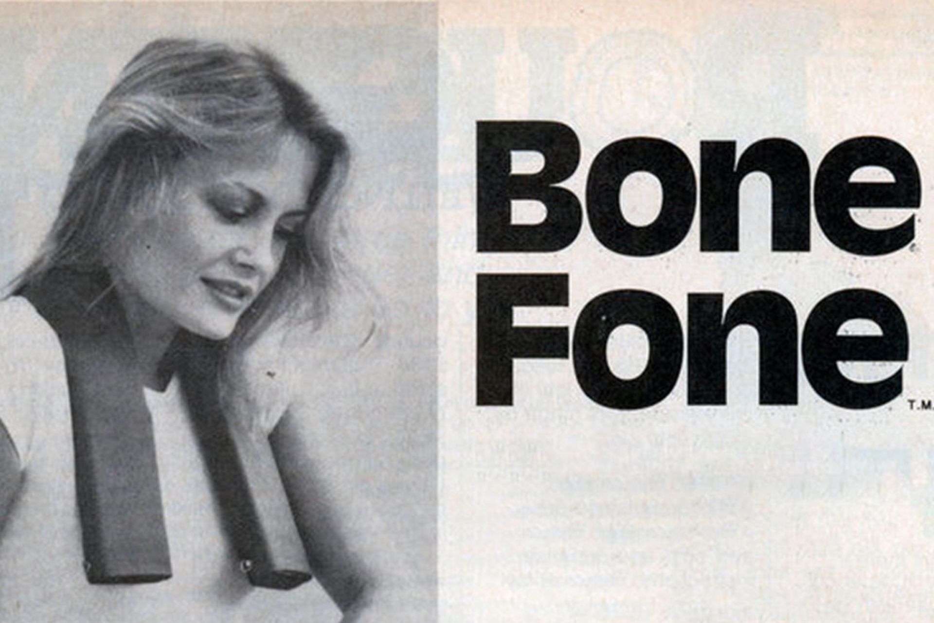 تصویر زنی با گجت Bone Fone روی روزنامه