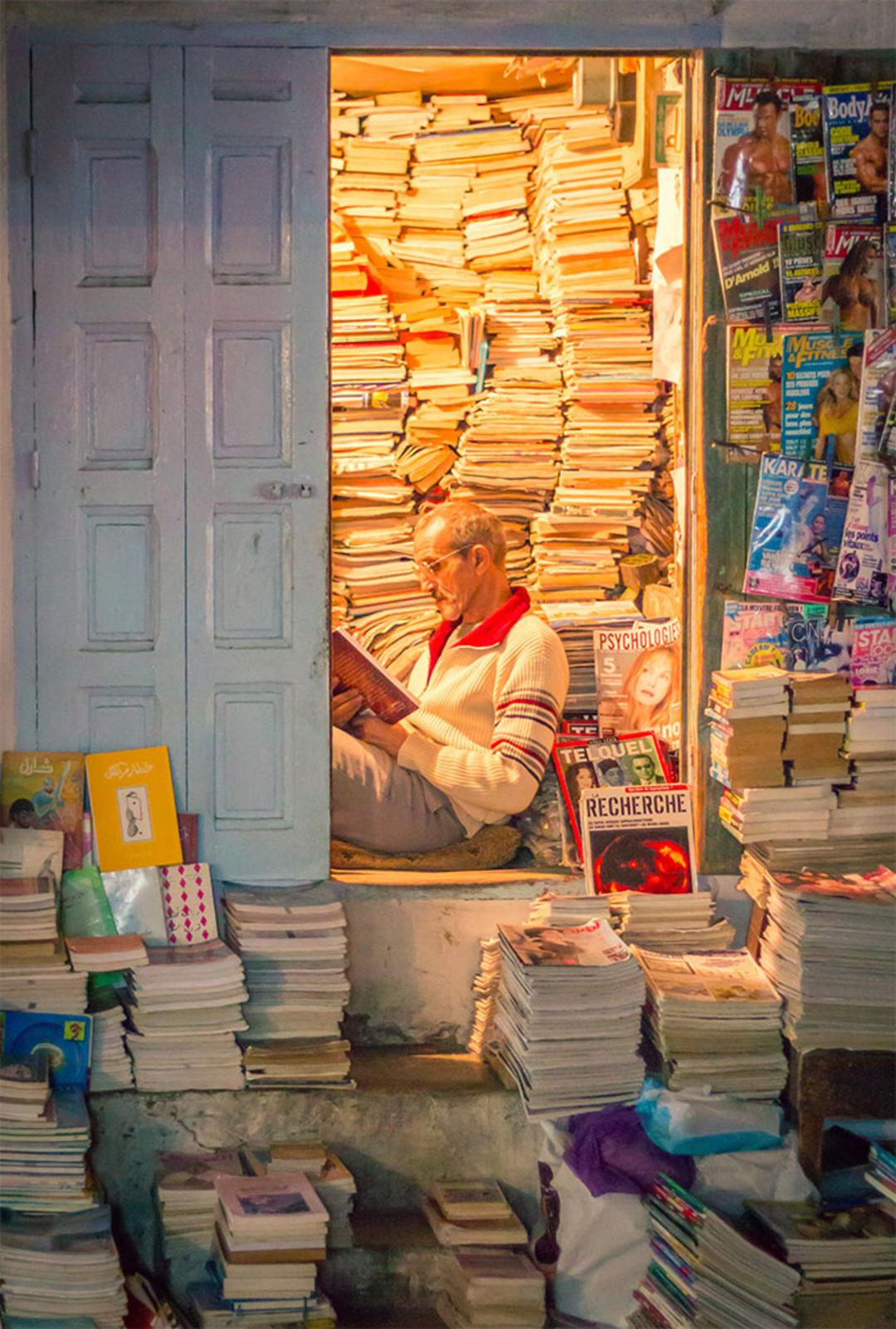 مرد مشغول مطالعه در کتابفروشی محلی