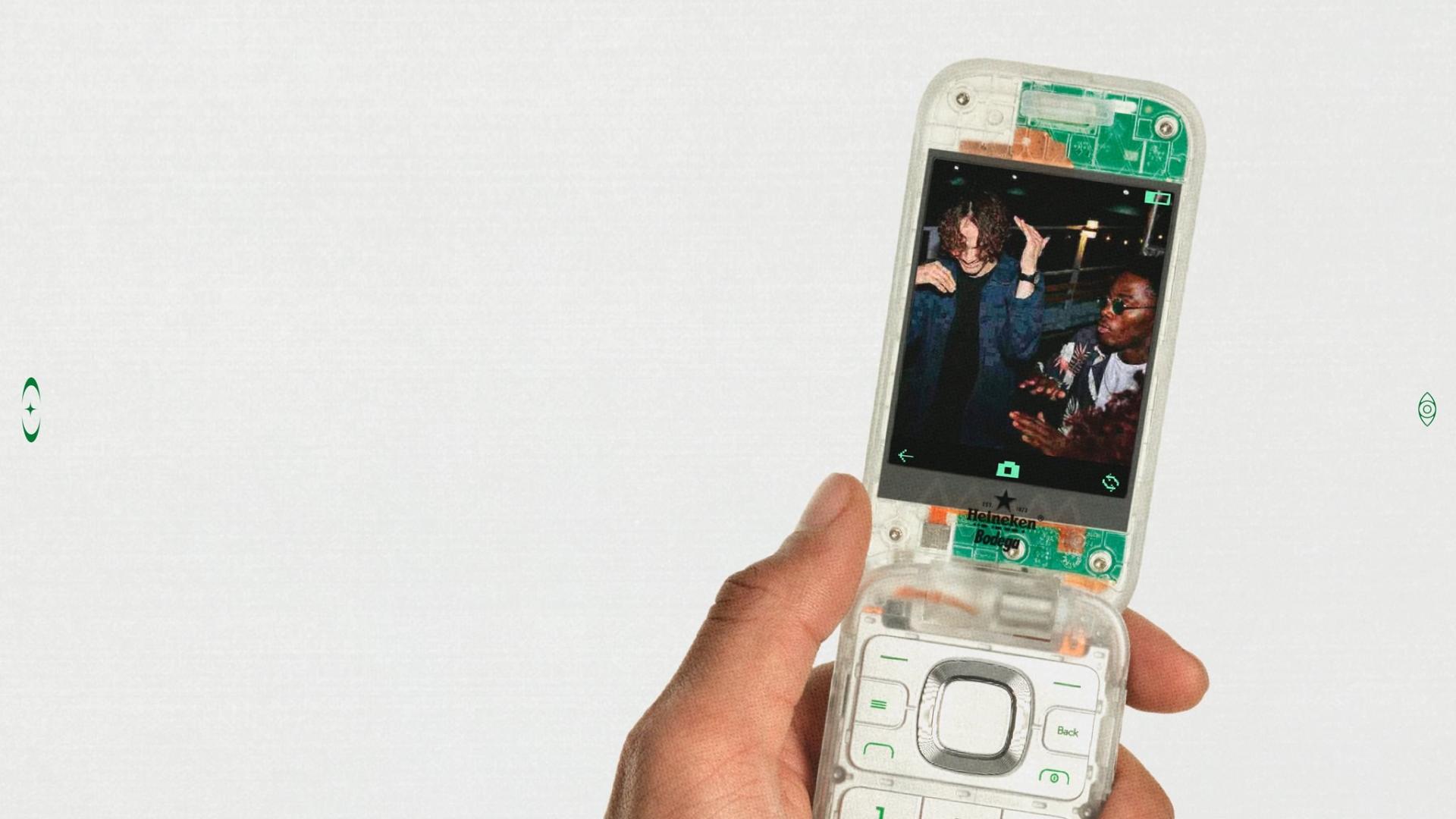 گوشی ساده تاشو بورینگ فون | Boring Phone در دست