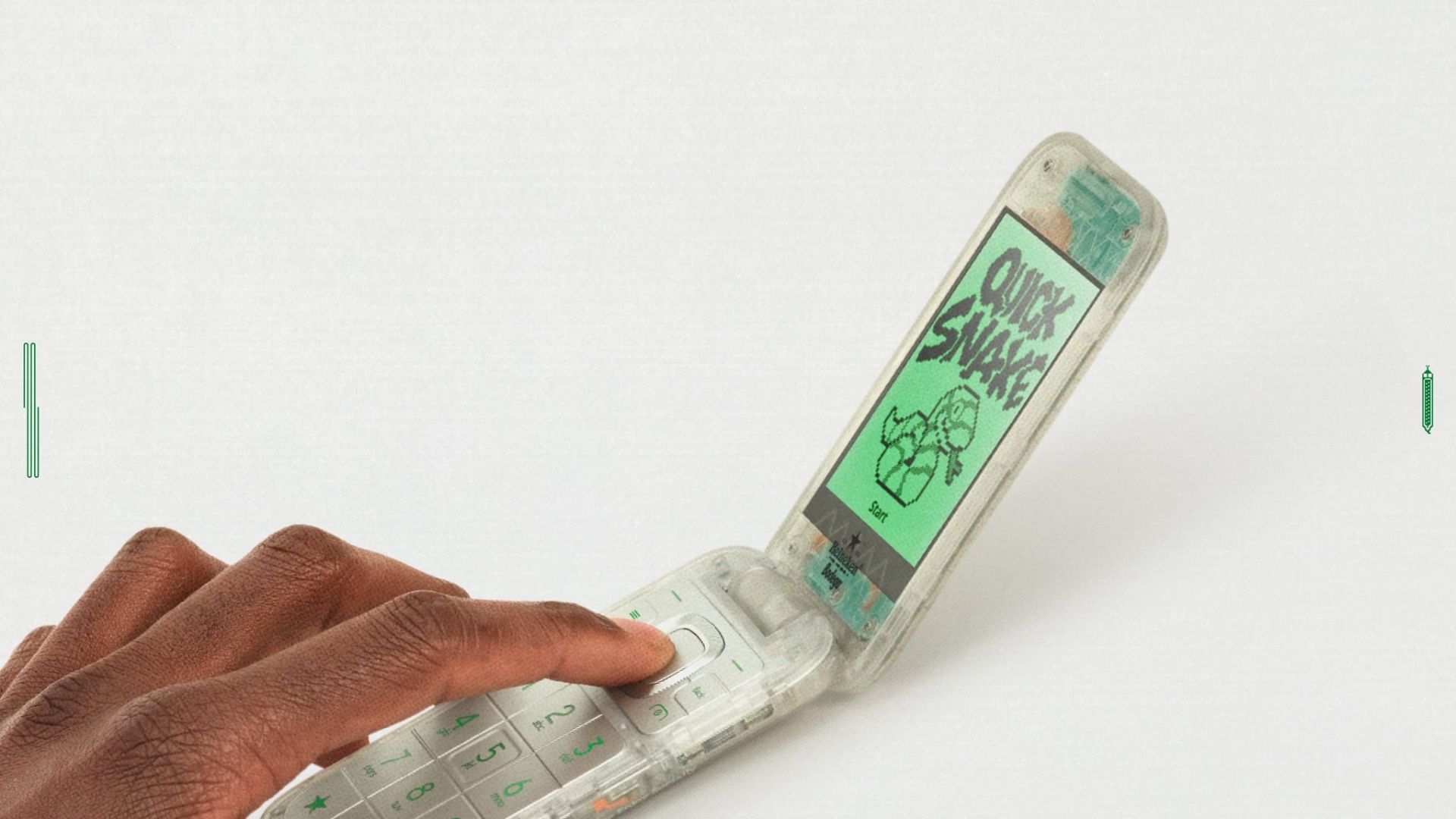 گوشی ساده تاشو بورینگ فون | Boring Phone روی میز