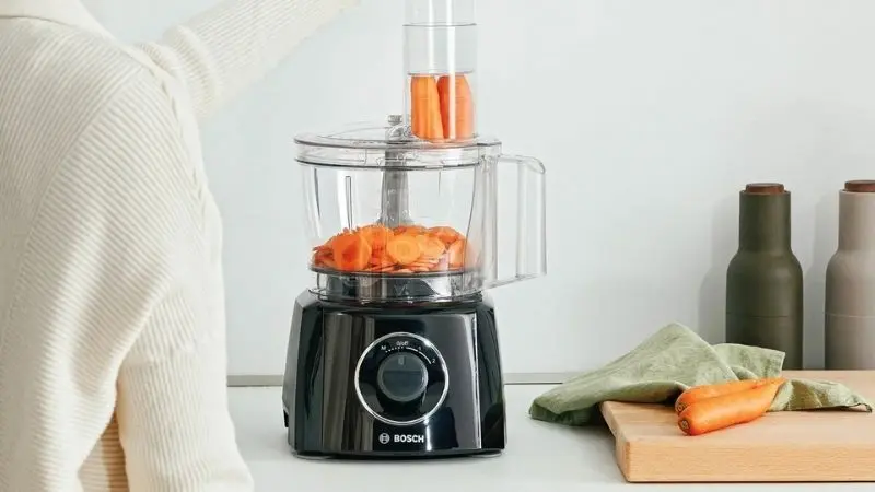 غذاساز (Food Processor) بوش در حال خرد کردن هویج در آشپزخانه