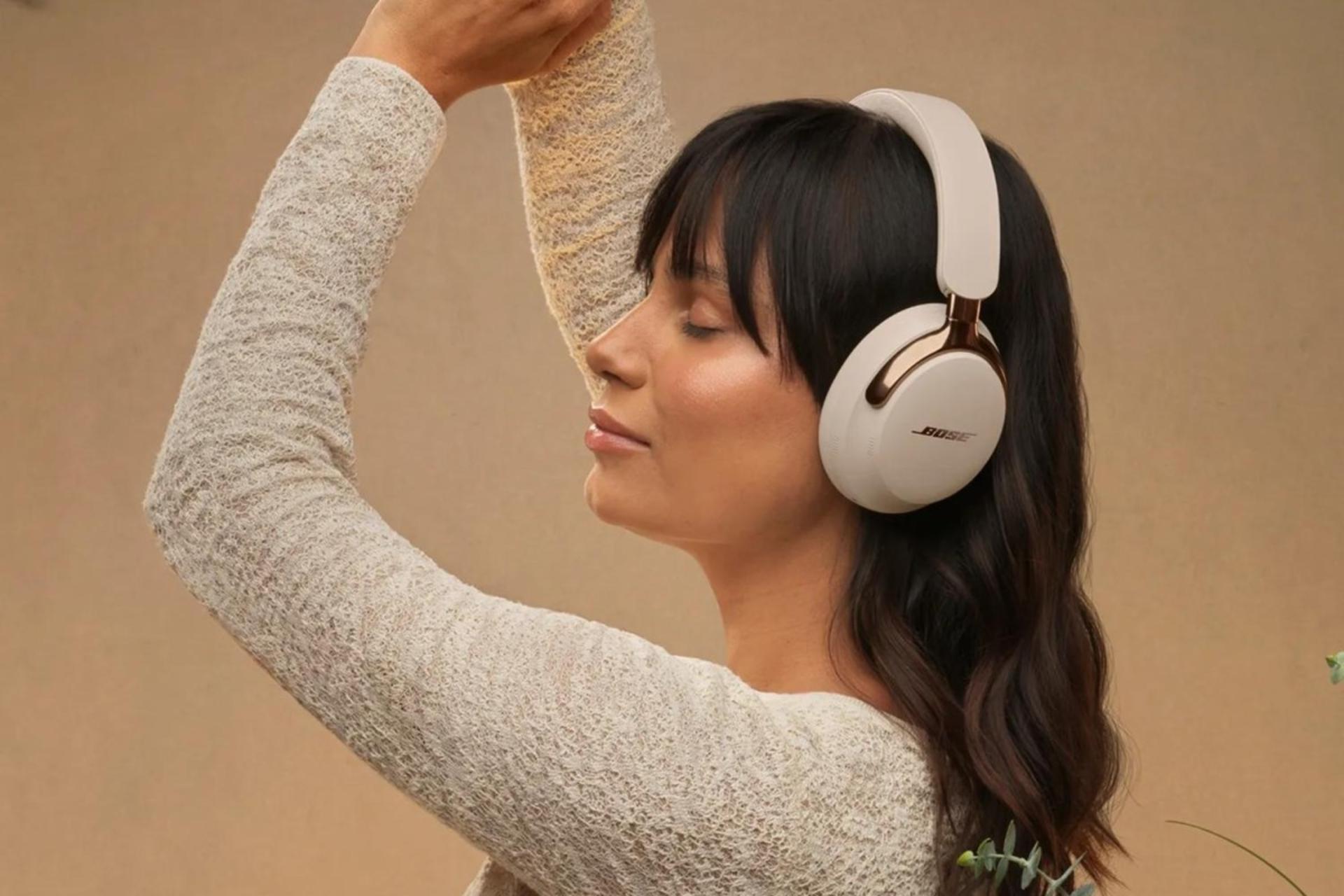 هدفون Quietcomfort Ultra بوز روی گوش زن جوان