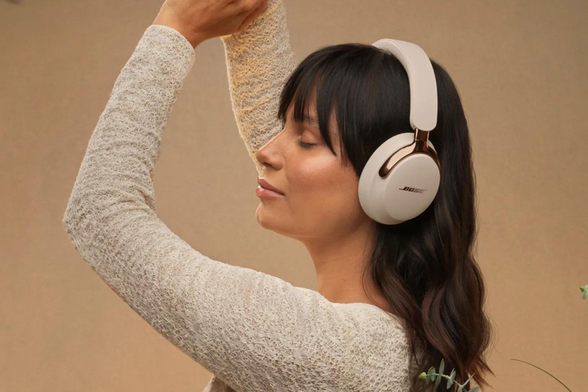 هدفون Quietcomfort Ultra بوز روی گوش زن جوان