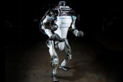 ربات انسان نما اطلس بوستون داینامیکس از نمای جلو