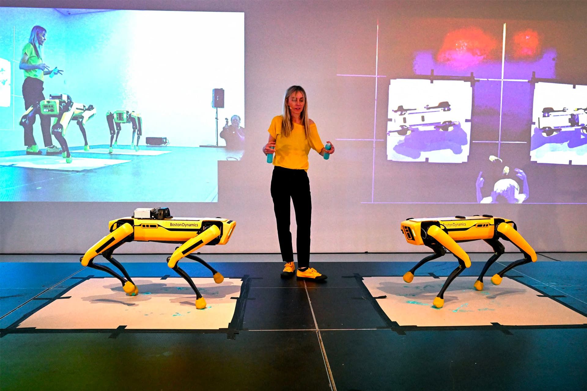 ربات اسپات بوستون داینامیکس در حال نقاشی