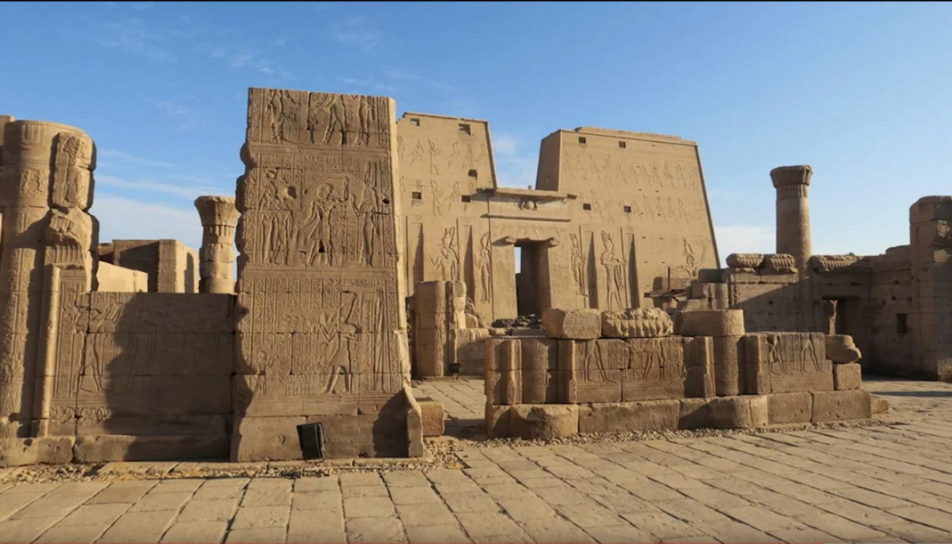 از مجموعه عکس‌های پیدا شده در یک دوربین دست‌دوم نمای آثار باستانی