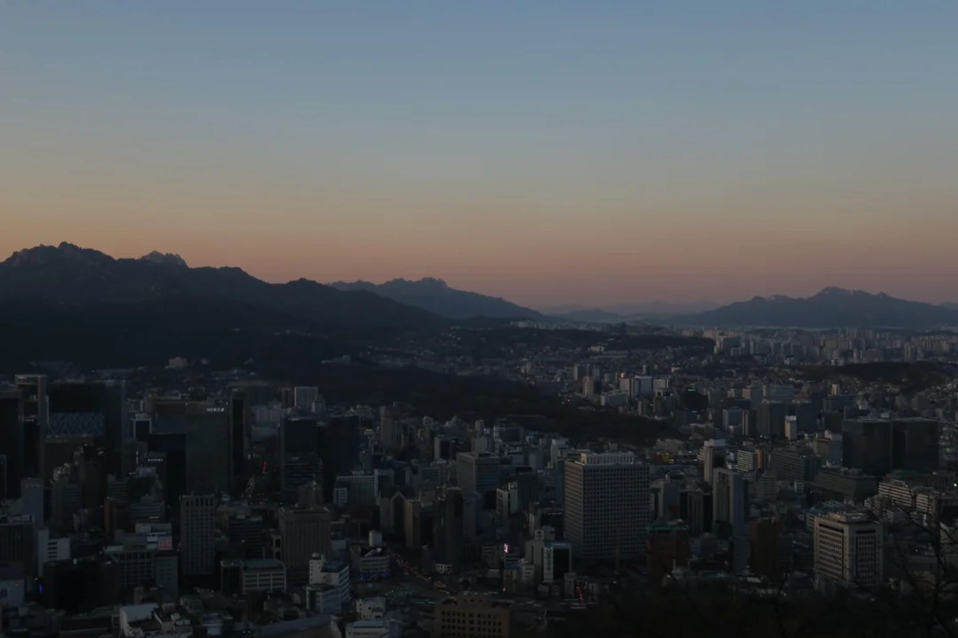 شهری در غروب از نمای بالا