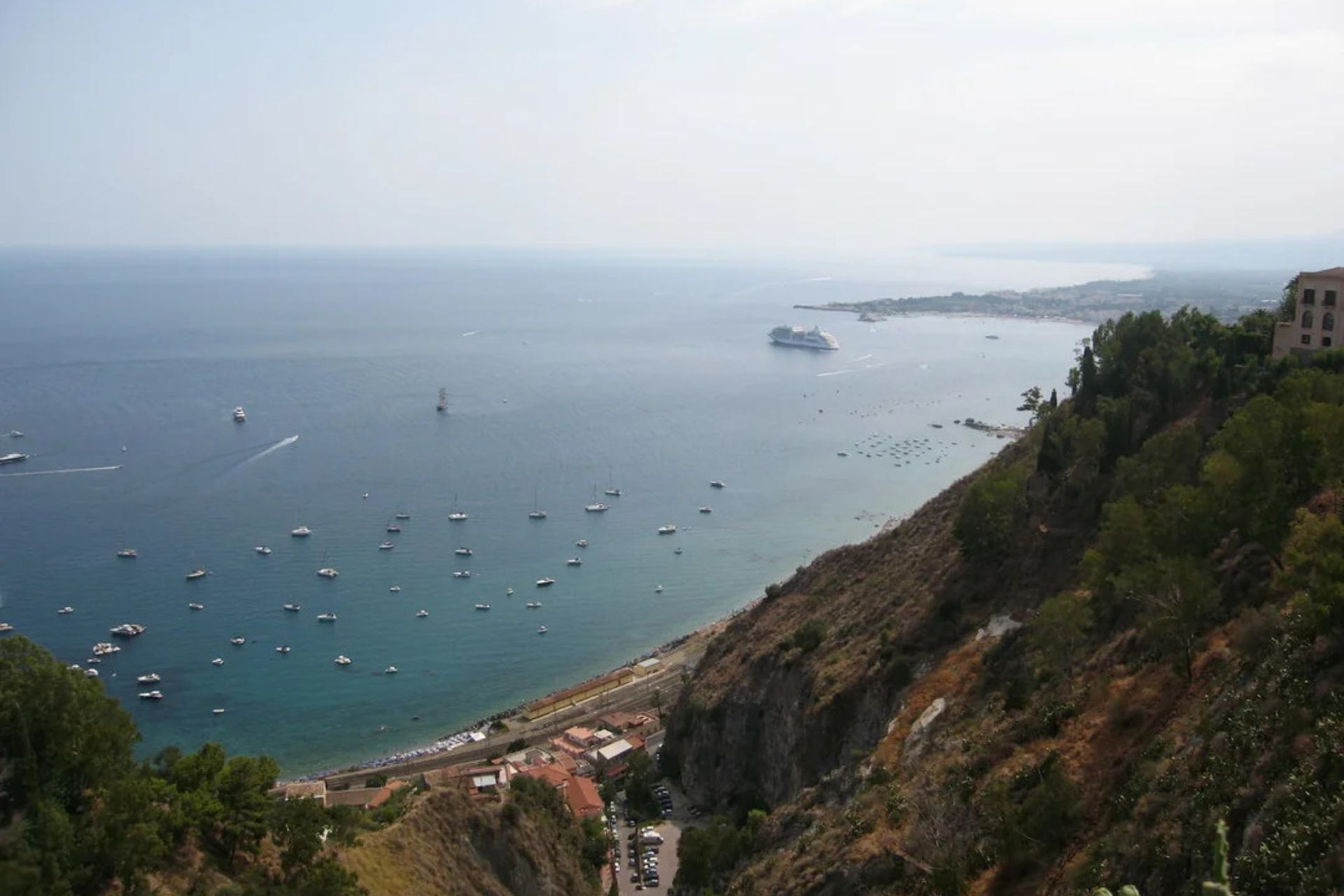 نمای دور تعدادی قایق در ساحل