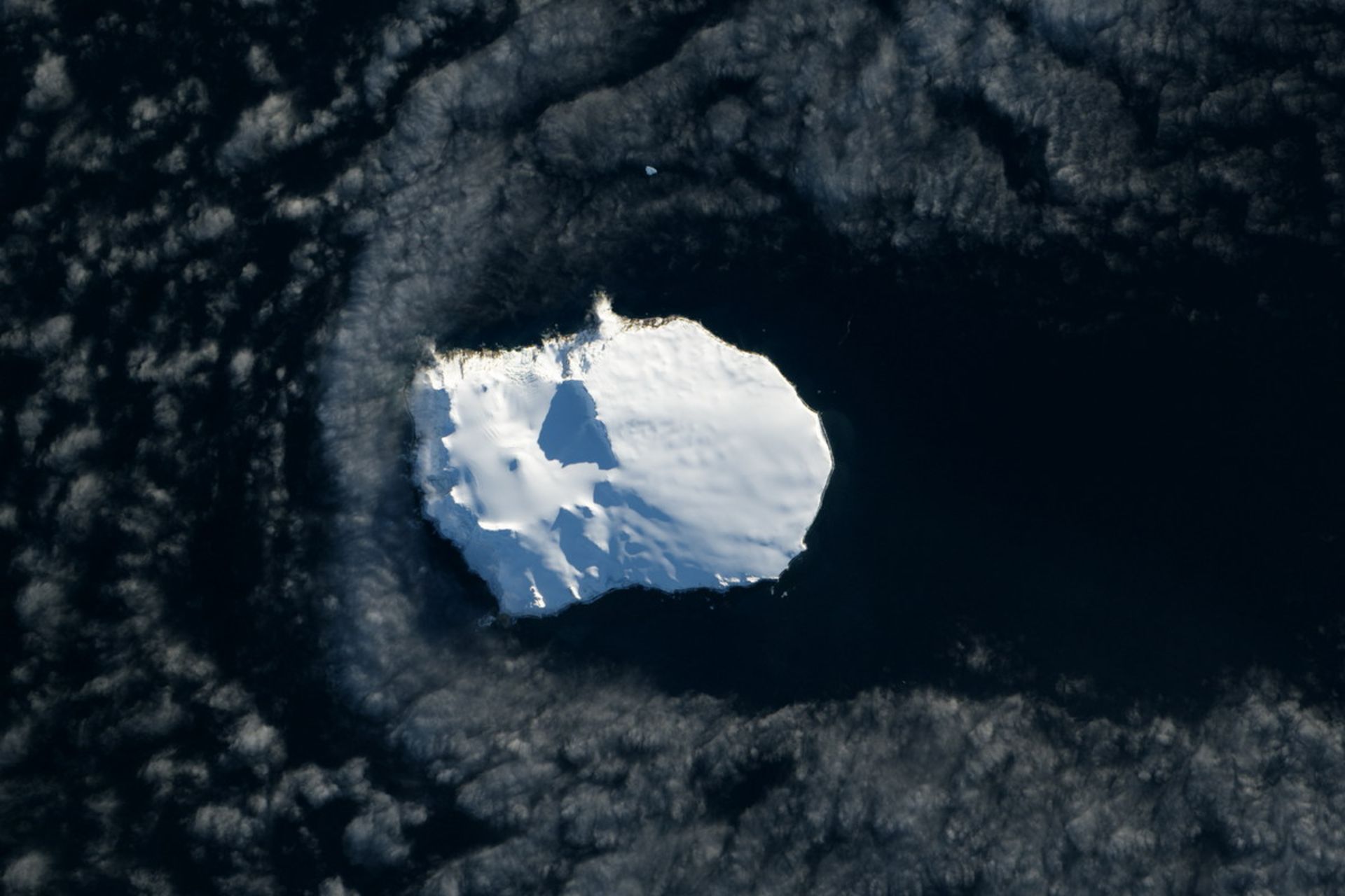 عکس ناسا از جزیره بووه (Bouvet Island) اقیانوس اطلس جنوبی