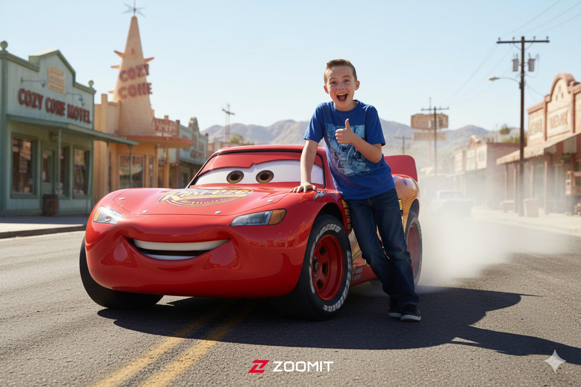 پسربچه‌ای شاد با لباس آبی در حال thumbs up کنار ماشین قرمز لایتنینگ مک‌کویین در شهر کارز با غبار و ساختمان‌های قدیمی