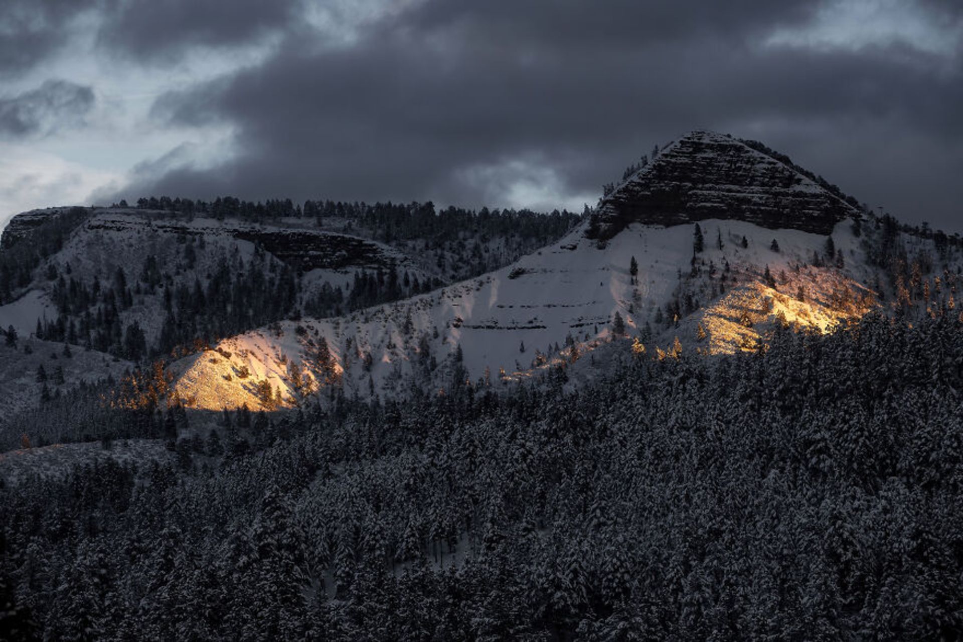 کوه های برفی در شب