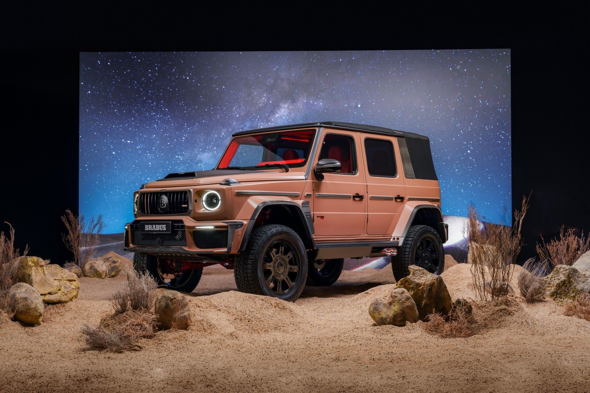 نمای سه‌چهارم جلو خودرو برابوس جی کلاس ۸۰۰ روی صخره