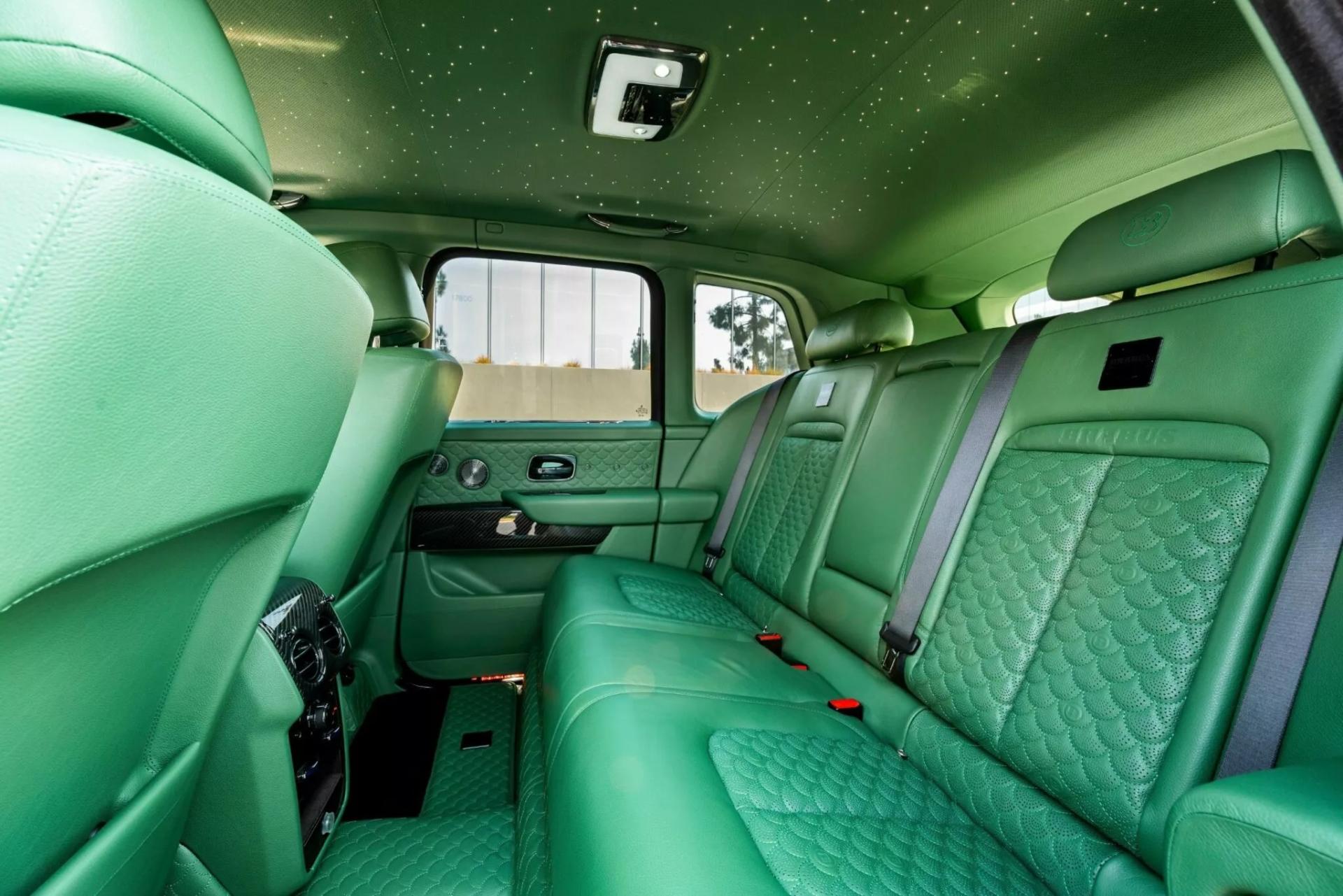 فضای سرنشینان عقب رولزرویس BRABUS 700 Cullinan Series II 